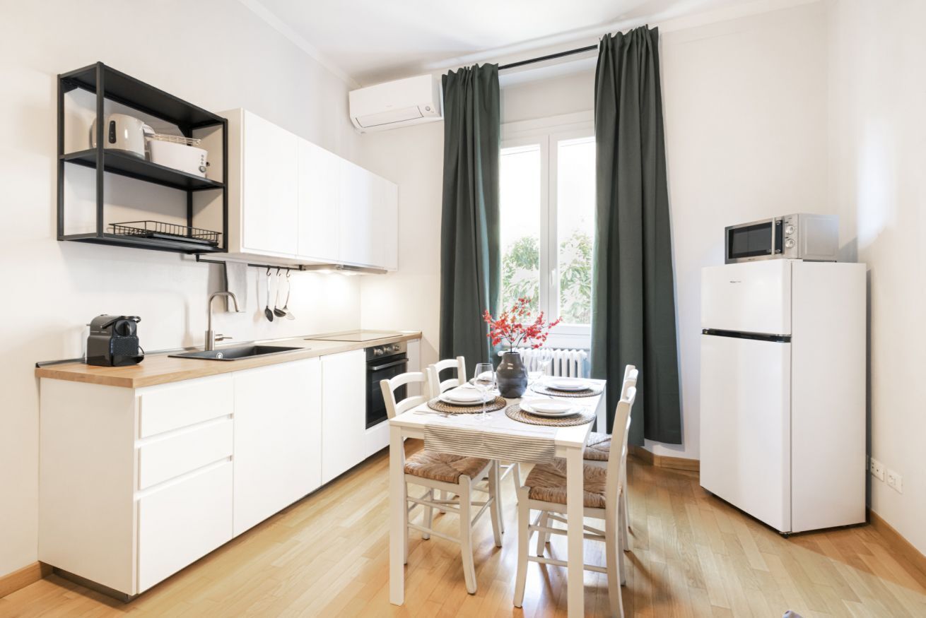 Een koelkast, een magnetron, een oven, een kookplaat