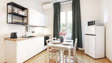 Een koelkast, een magnetron, een oven, een kookplaat