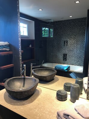 Bruser, hårtørrer, håndklæder, Sæbe