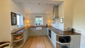 Fridge, oven, stovetop, dishwasher
