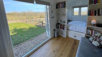 3 多间卧室、办公桌、免费 WiFi、床单