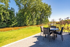 Outdoor dining - Luxurious vacation home "Wind in the trees" directly on the water near Greetsiel (Eilsum)