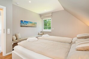 2 bedrooms, free WiFi - Luxurious vacation home "Wind in the trees" directly on the water near Greetsiel (Eilsum)