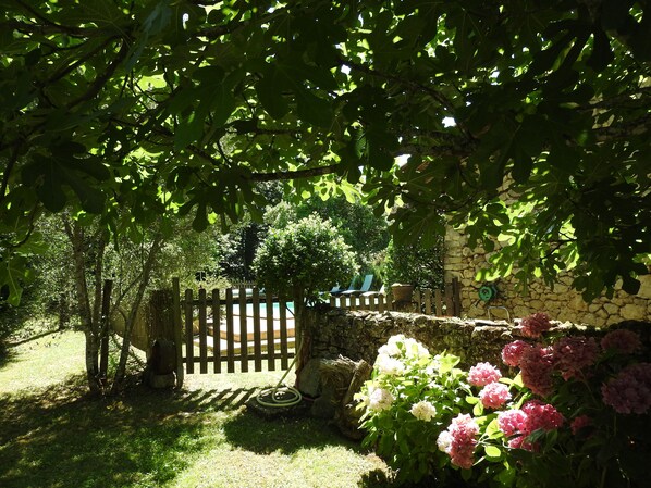 Property grounds - Gite "Le Pressoir" in a quiet location, next to a cycle path. (Frontenac)