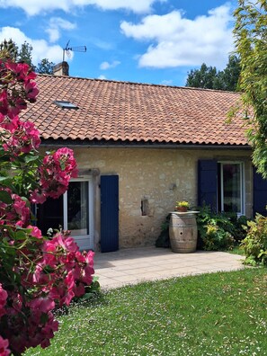 Exterior - Gite "Le Pressoir" in a quiet location, next to a cycle path. (Frontenac)