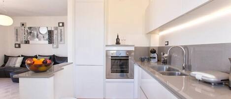 Fridge, oven, stovetop, dishwasher