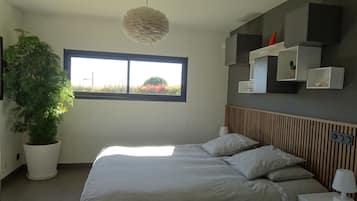 4 bedrooms, iron/ironing board, WiFi, bed sheets