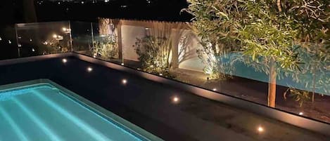 حمام سباحة