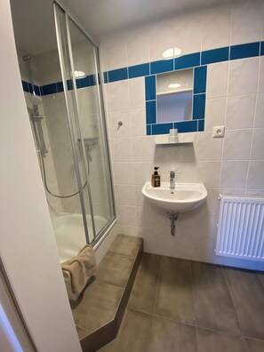 Shower, hair dryer, towels, soap - Single room with shared kitchen at HOFGOHLIS (Dresden)