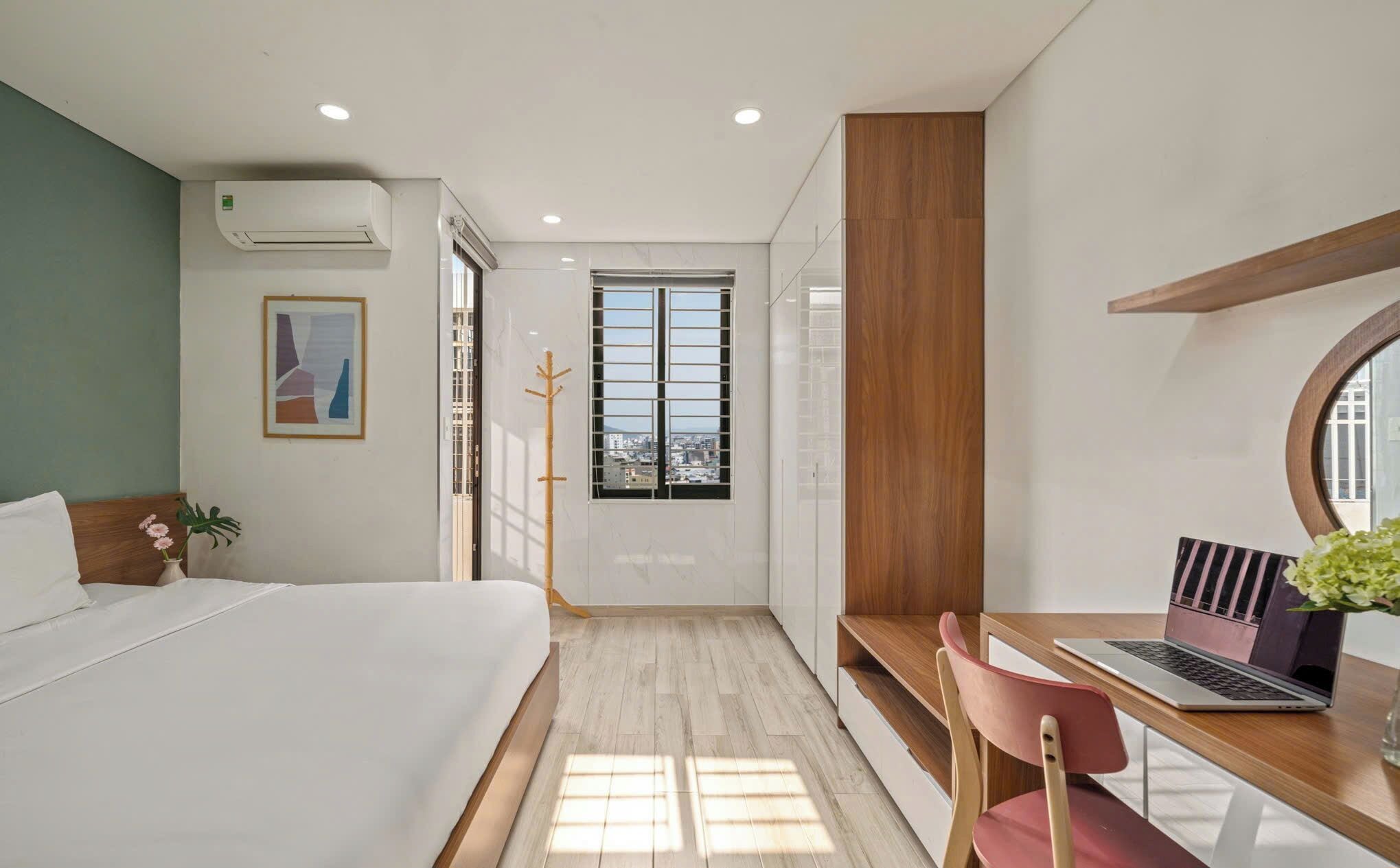 Departamento familiar, 1 habitación, vista a la ciudad | Minibar, escritorio, cortinas blackout y tabla de planchar con plancha 