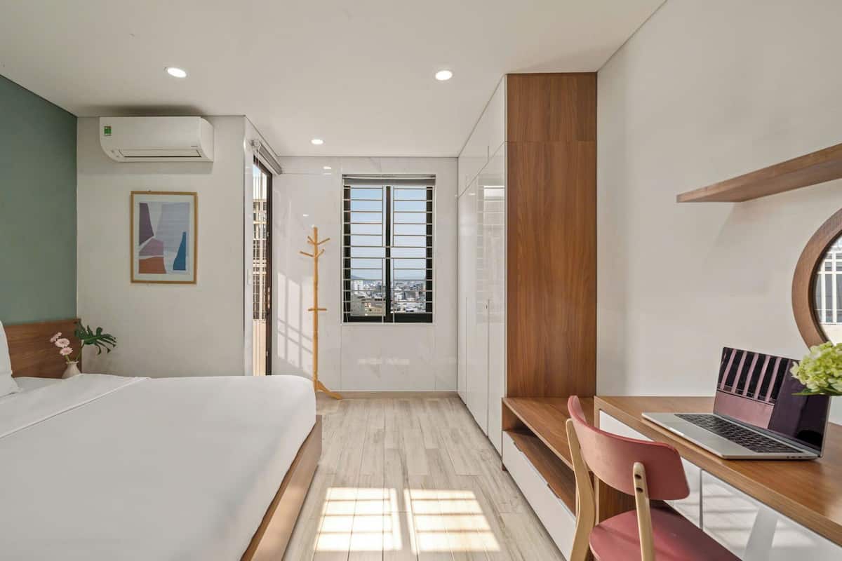 1 habitación, minibar, escritorio y cortinas blackout