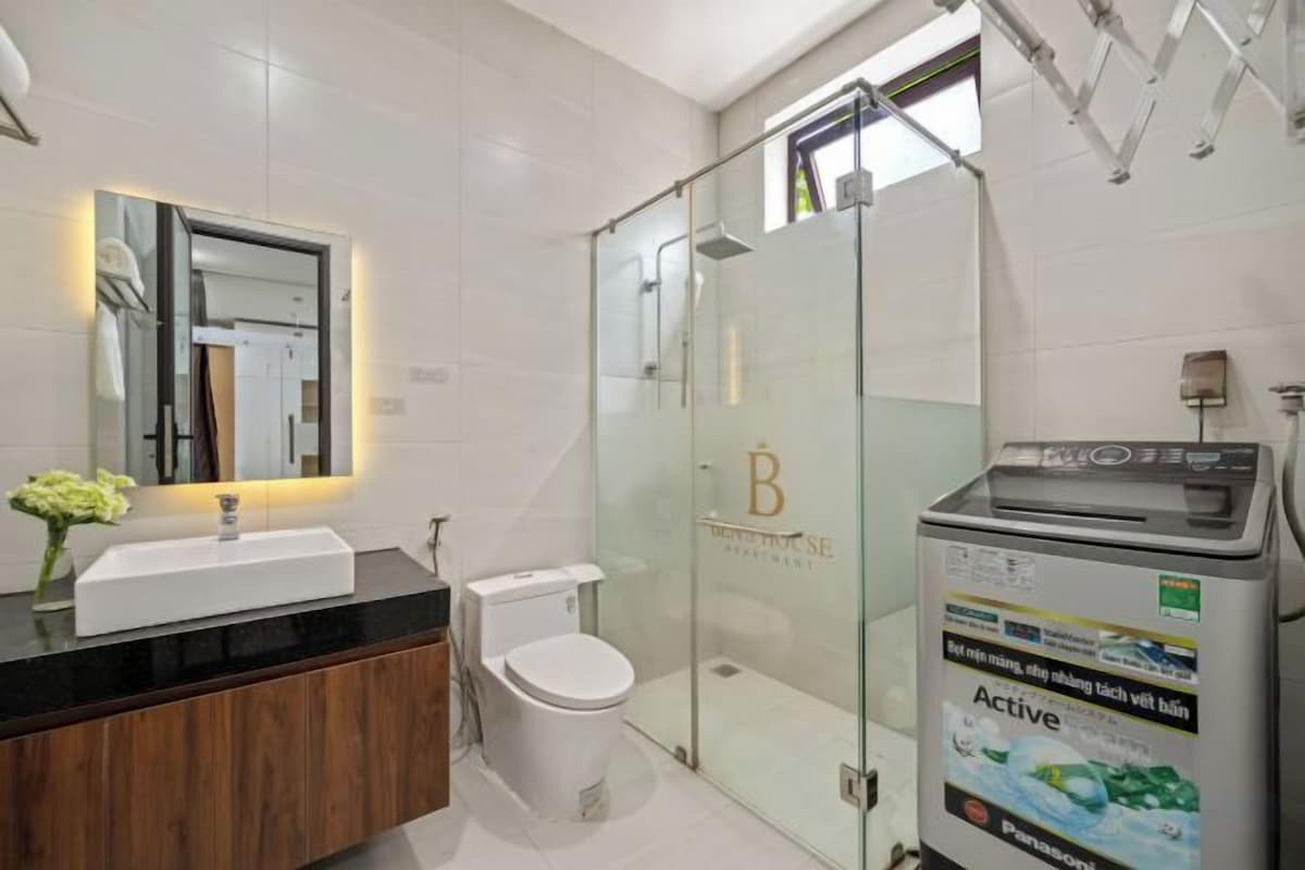 Badezimmer | Dusche, kostenlose Toilettenartikel, Haartrockner, Hausschuhe