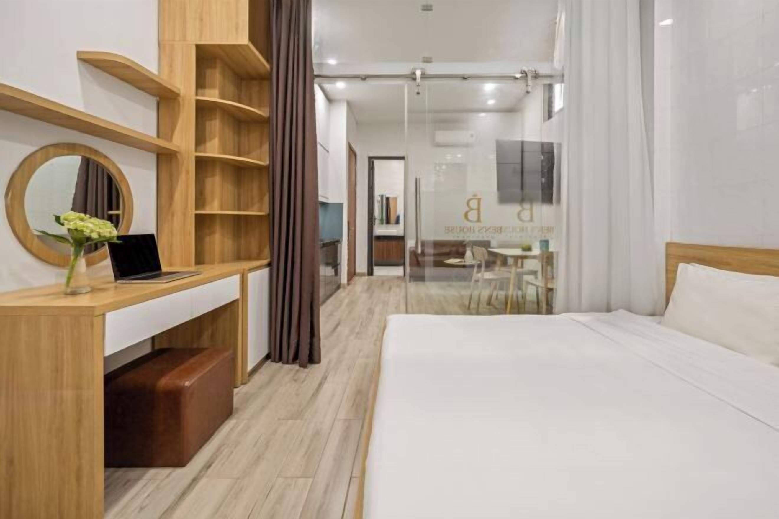 Minibar, escritorio, cortinas blackout y tabla de planchar con plancha 