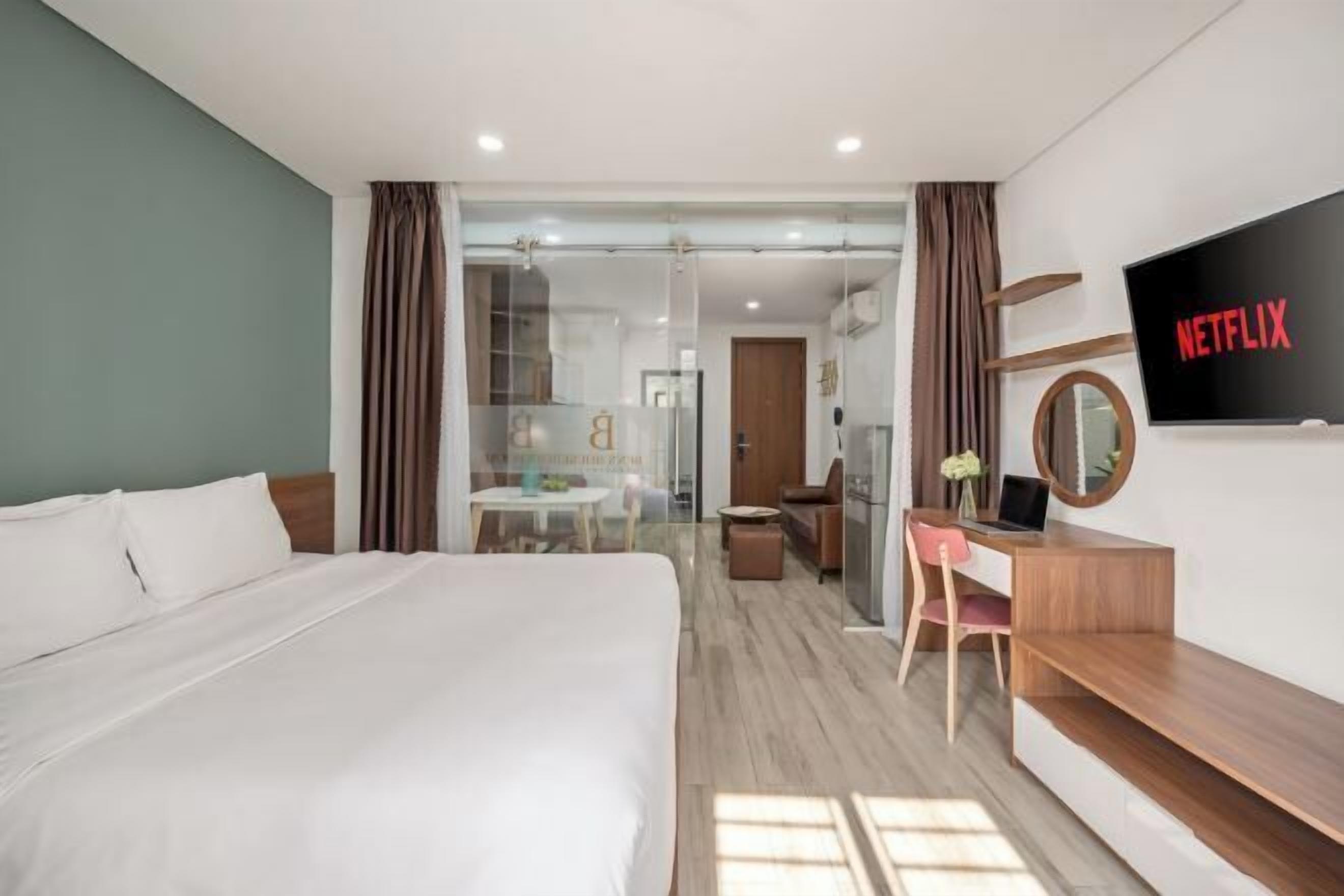 Minibar, escritorio, cortinas blackout y tabla de planchar con plancha 