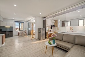 Penthouse Familial, 2 chambres, balcon, vue ville | Coin séjour