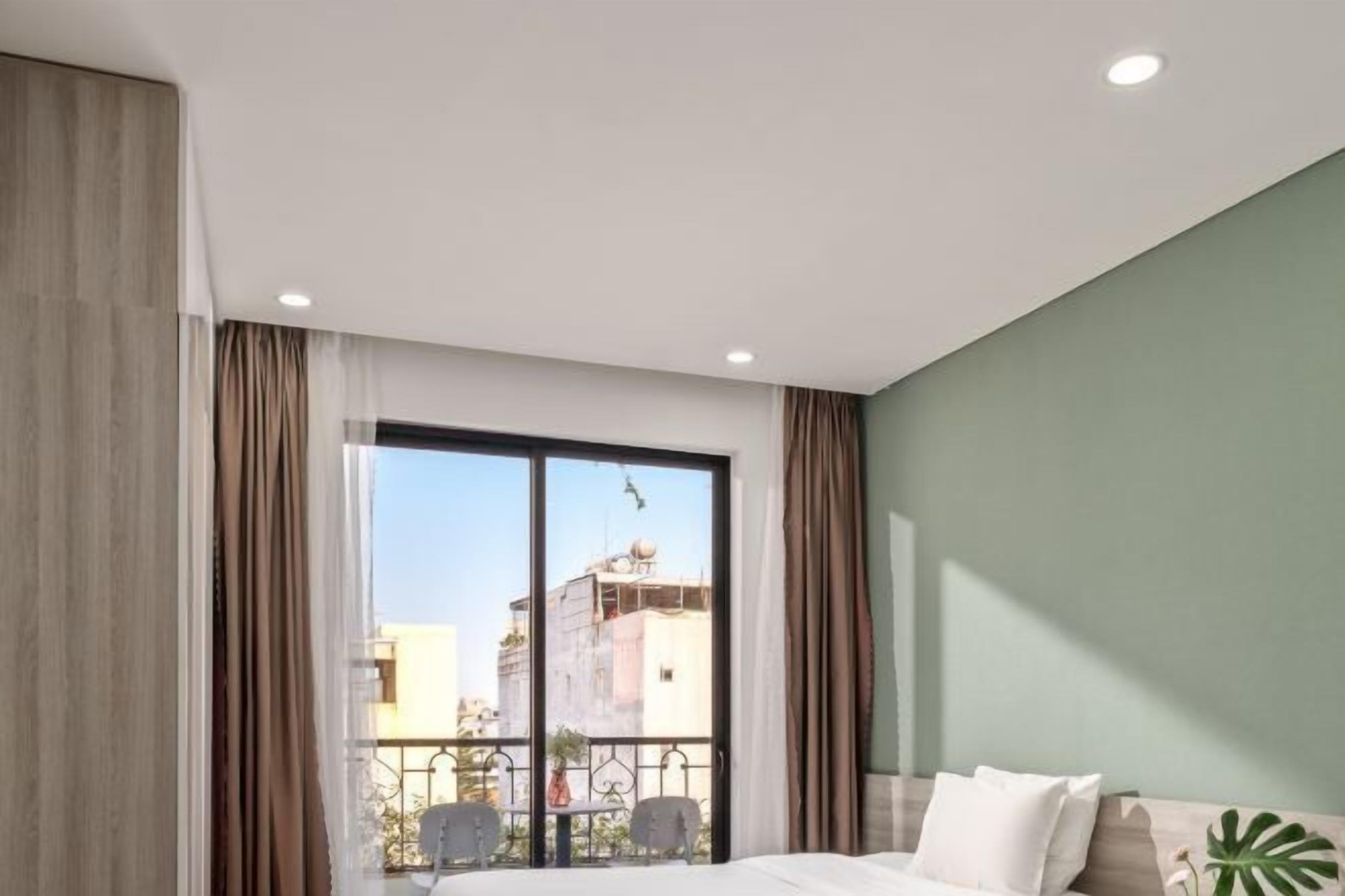 Minibar, escritorio, cortinas blackout y tabla de planchar con plancha 