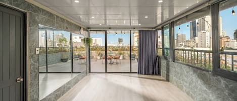 Penthouse familiar, 2 habitaciones, balcón, vista a la ciudad | Área de sala de estar | Smart TV de 40 pulgadas con canales vía satélite