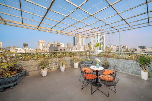 Penthouse familiar, 2 habitaciones, balcón, vista a la ciudad | Balcón