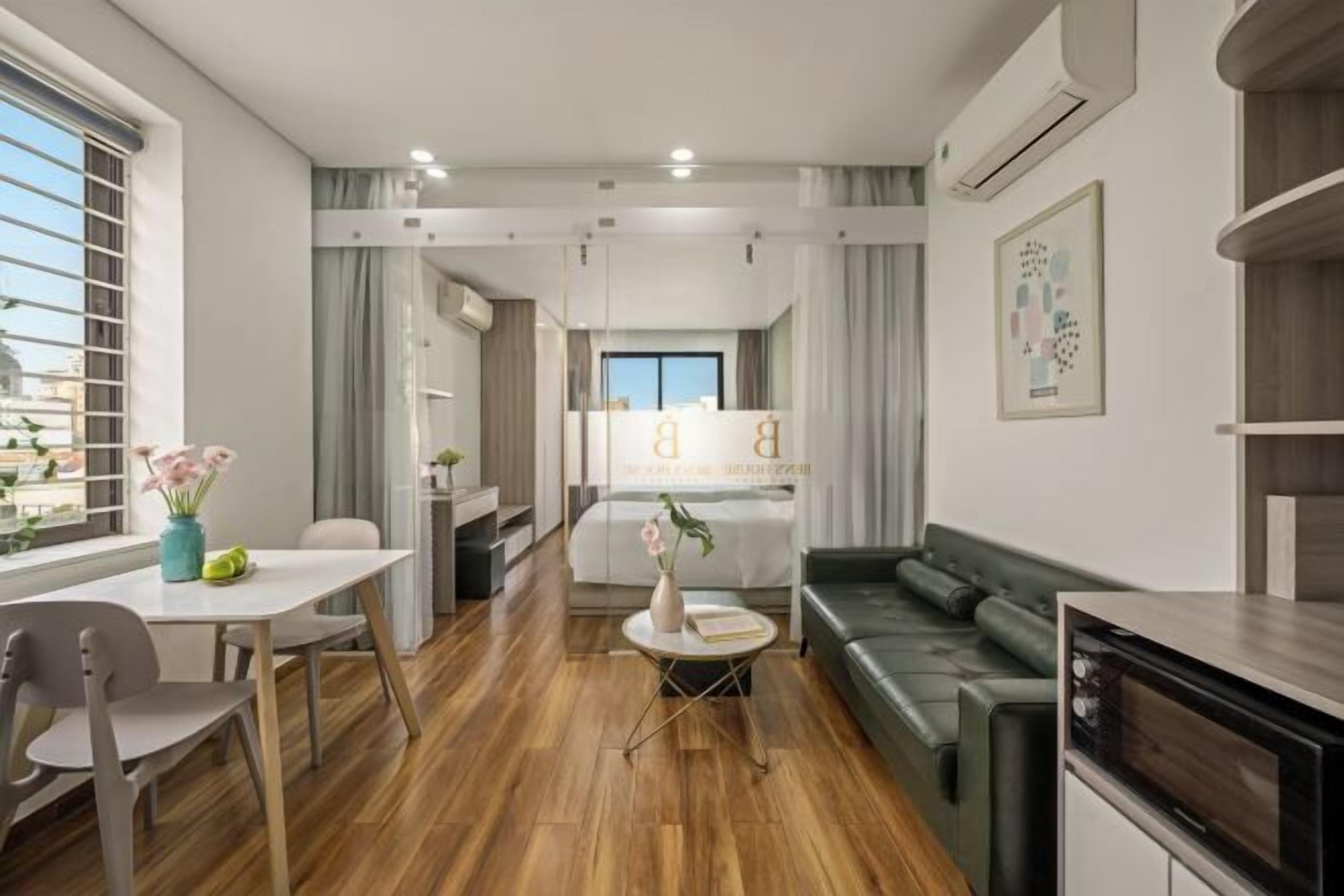 Minibar, escritorio, cortinas blackout y tabla de planchar con plancha 