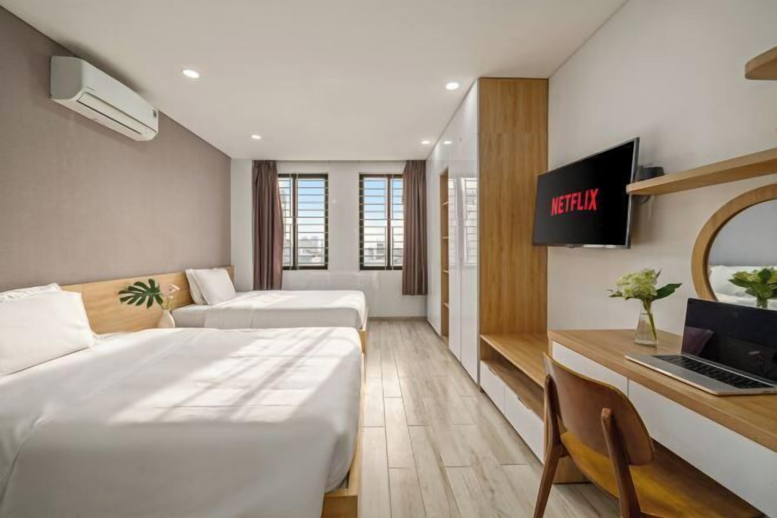 Minibar, escritorio, cortinas blackout y tabla de planchar con plancha 