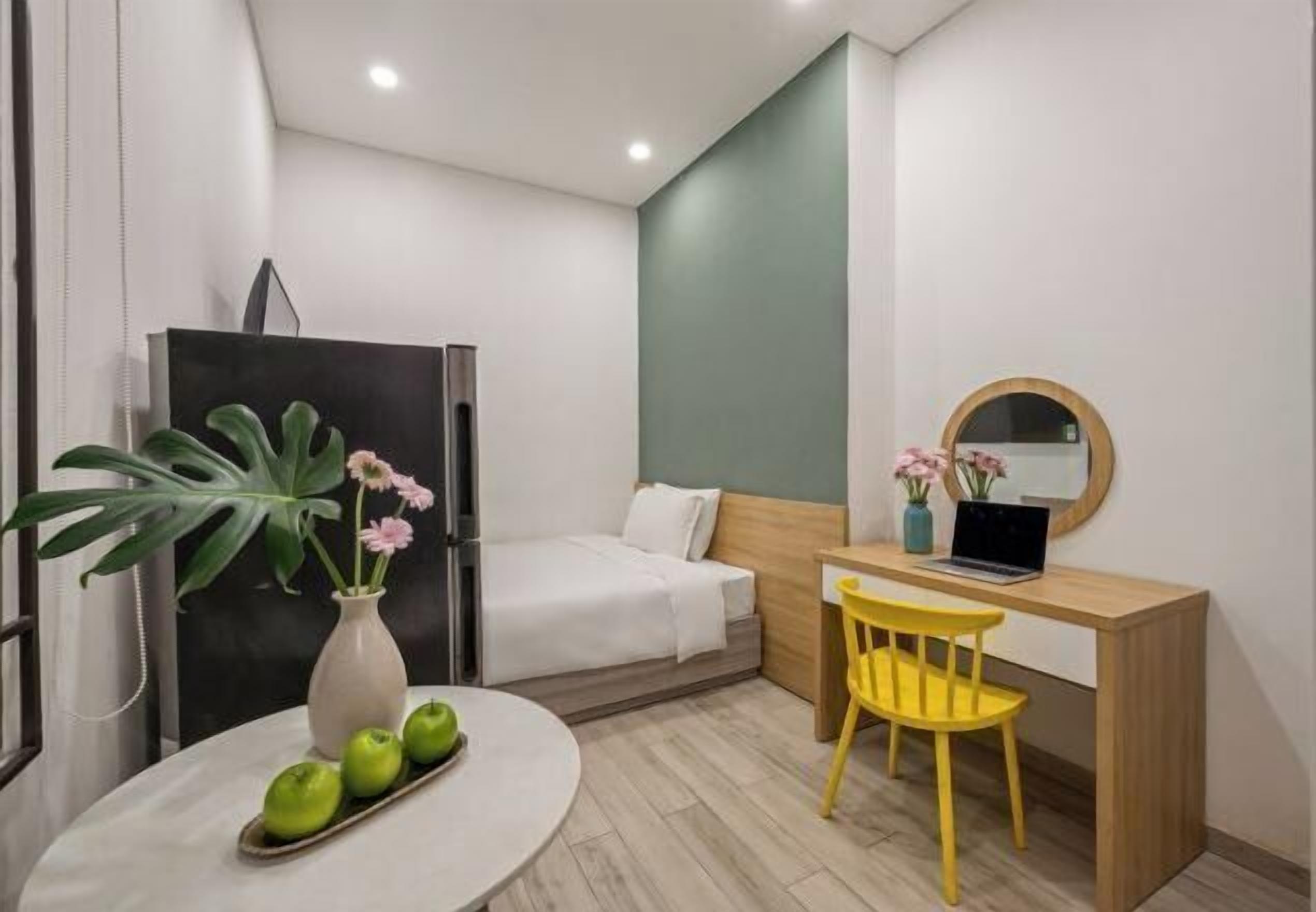 Minibar, escritorio, cortinas blackout y tabla de planchar con plancha 