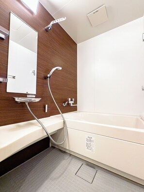 Deluxe Quadruple Room, Non Smoking | Bilik Mandi | Gabungan pancuran/tab mandi, pengering rambut, bidet, tuala disediakan 