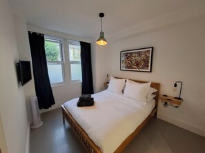 2 soverom, skrivebord, strykejern/-brett og reiseseng for barn