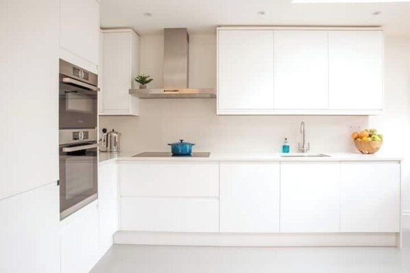 Kjøleskap, mikrobølgeovn, ovn og kokeplater