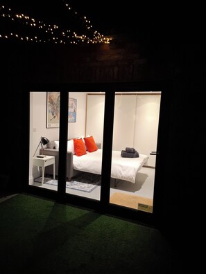 2 bedrooms, desk, iron/ironing board, travel crib