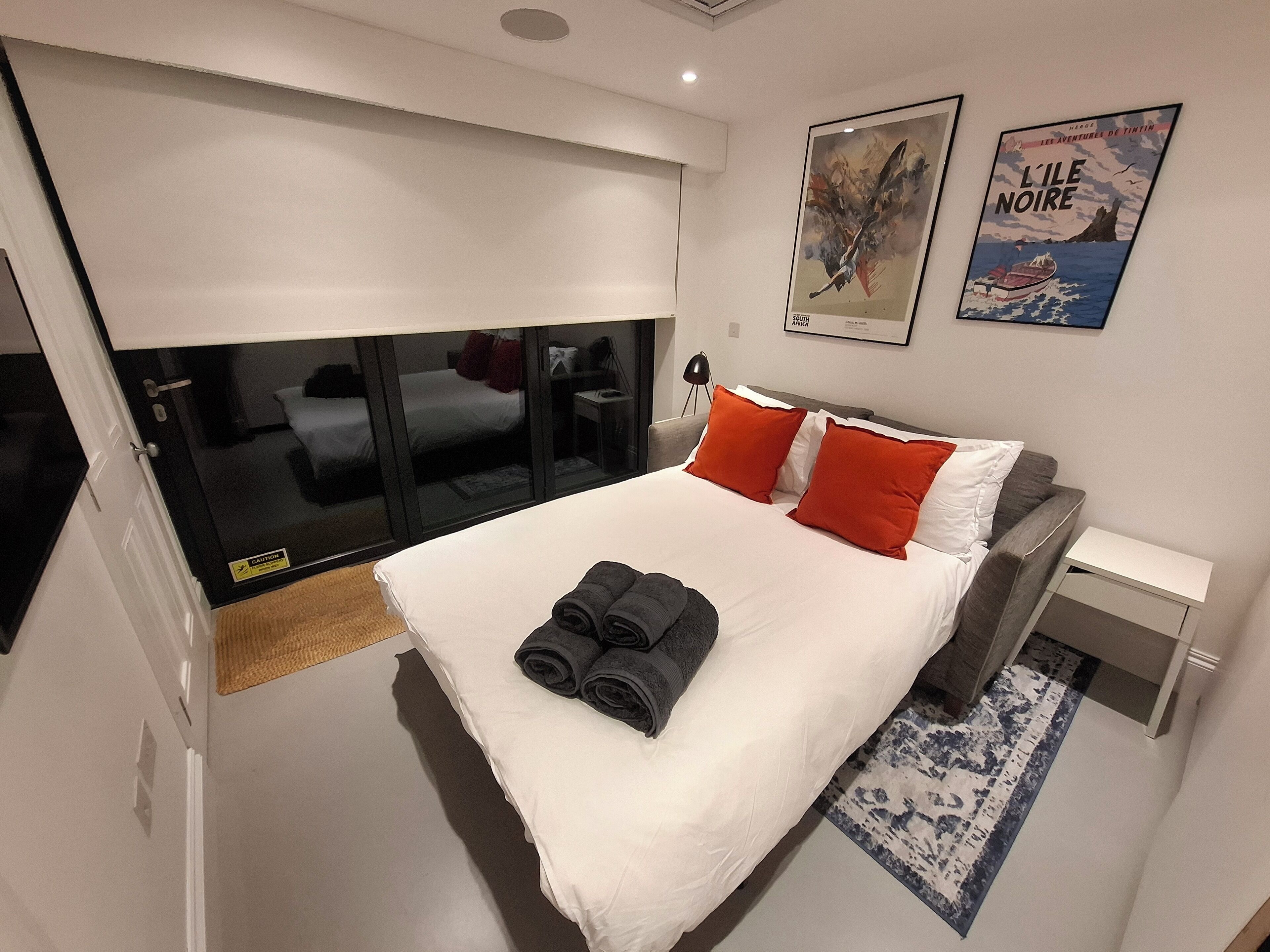 2 camere, una scrivania, ferro/asse da stiro, culla da viaggio