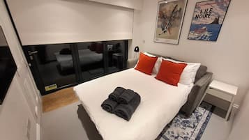 2 bedrooms, desk, iron/ironing board, travel cot