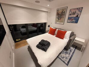 2 Schlafzimmer, Schreibtisch, Bügeleisen/Bügelbrett, Reisekinderbett