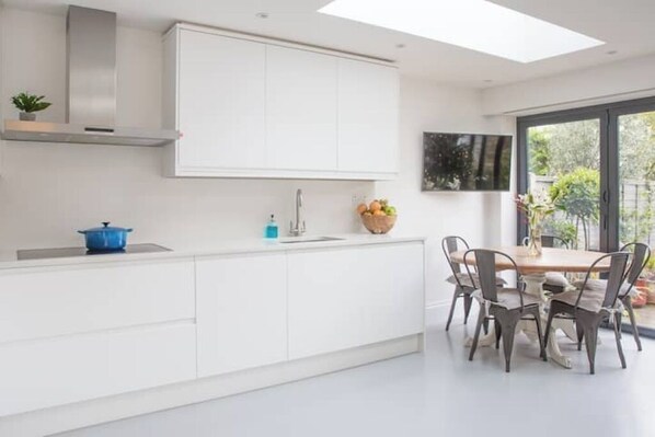 Een koelkast, een microgolfoven, een oven, een kookplaat