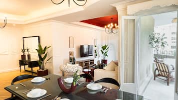 Basic Apartment | Dining