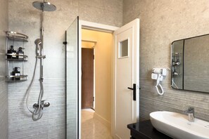 Basic-Apartment | Badezimmer | Haartrockner, Handtücher, Seife, Shampoo