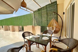 Outdoor dining - Xuru Stays I New Cairo Studios (New Cairo)