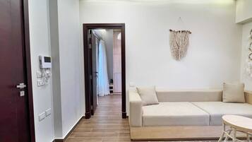 Studio Basic (Boho Suite) | Vardagsrum | 55-tums smart-tv med satellitkanaler