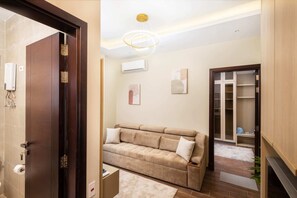 Basic-Studio (Serene Suite) | Wohnbereich | Fernseher