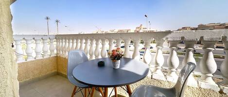 Basic Apartment | Outdoor dining