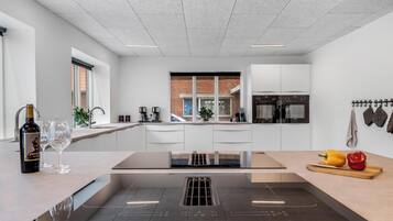 Frigorifero, forno, piano cottura, lavastoviglie