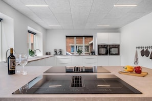 Fridge, oven, stovetop, dishwasher - Large pool house with 15 bedrooms and lots of activity options. (Erslev)