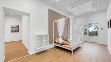 16 bedrooms, free WiFi