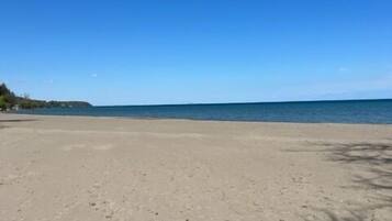 Only 20 minutes to the scenic beaches of Turkey Point and Port Dover—your ideal getaway spot!