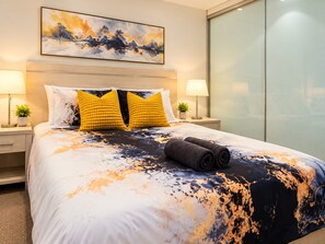 Bedroom with a king sized bed - Koala Nest Cozy City Haven w/Pool, Sauna, WiFi (Adelaide)