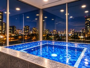 Spa with city view - Koala Nest Cozy City Haven w/Pool, Sauna, WiFi (Adelaide)