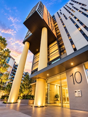 Un edificio moderno con una entrada destacada, grandes columnas y un cartel con el número 10.