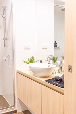 Dusche, Haartrockner, Handtücher