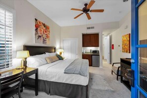 1 habitación, escritorio, tabla de planchar con plancha y wifi