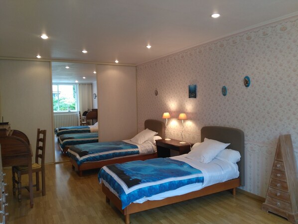 3 bedrooms, iron/ironing board, WiFi, bed sheets