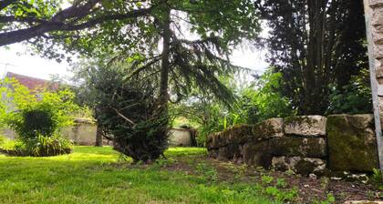 Maison bourgeoise and landscaped garden ( 5 mn from Provins)